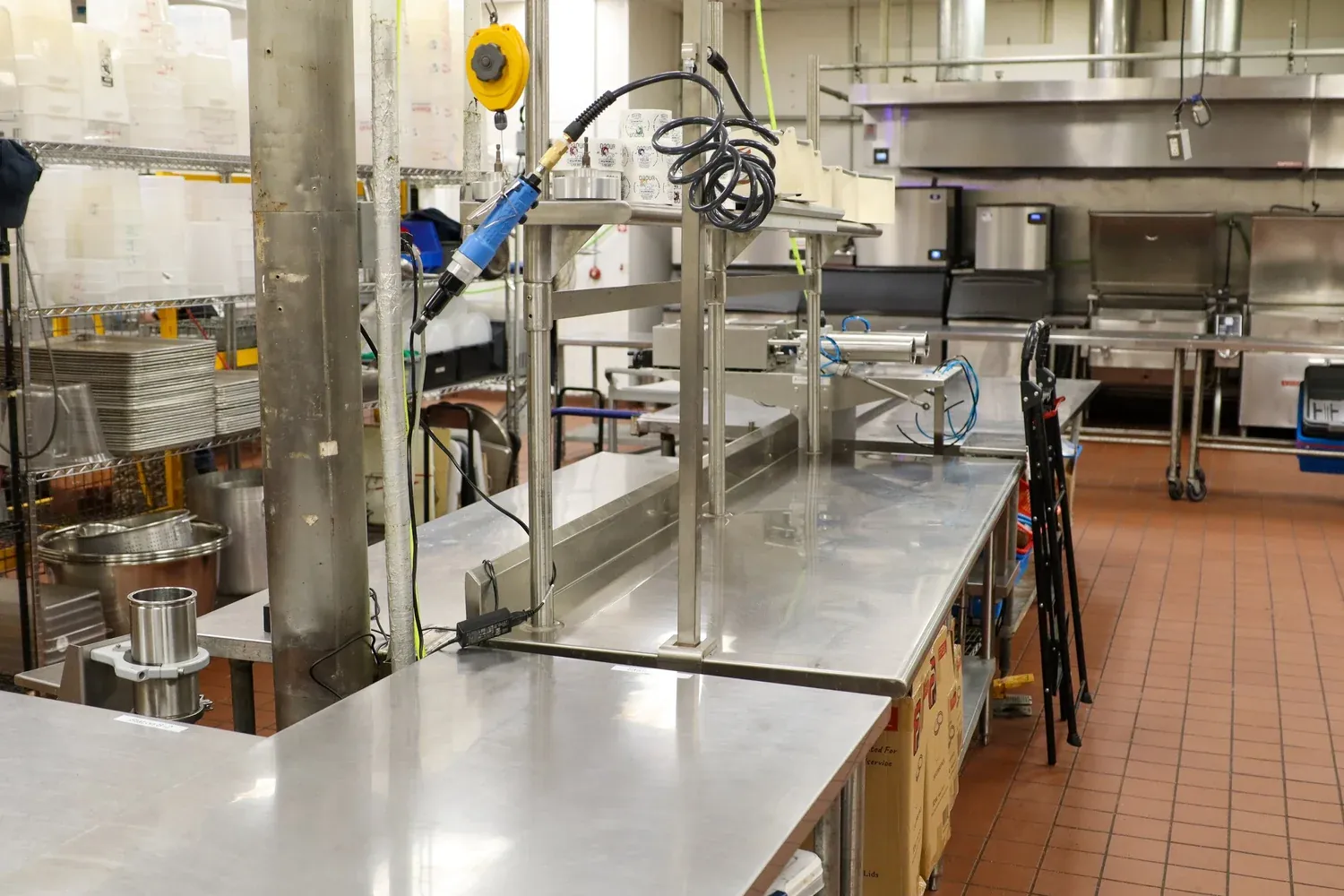 Stainless tables with a capping machine