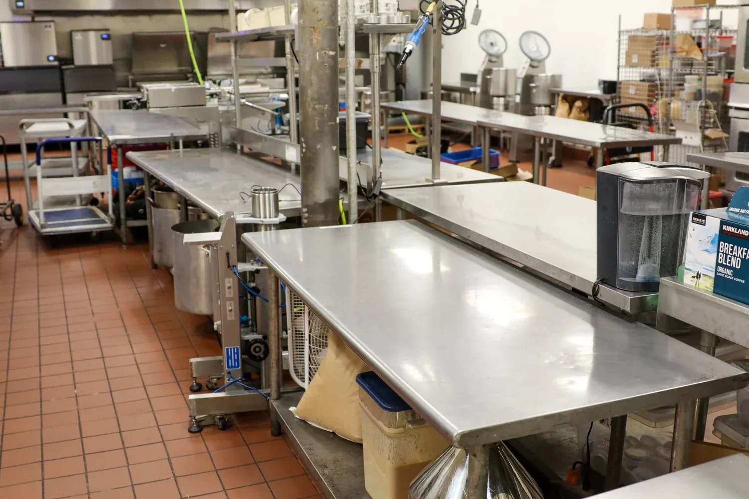 Stainless tables with piston filling machines