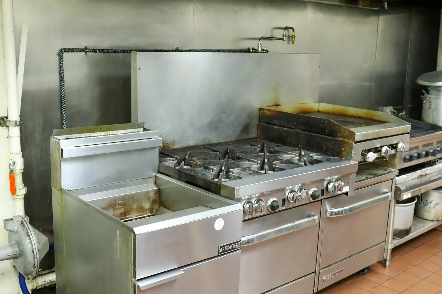 Deep fryer and gas range with flat-top